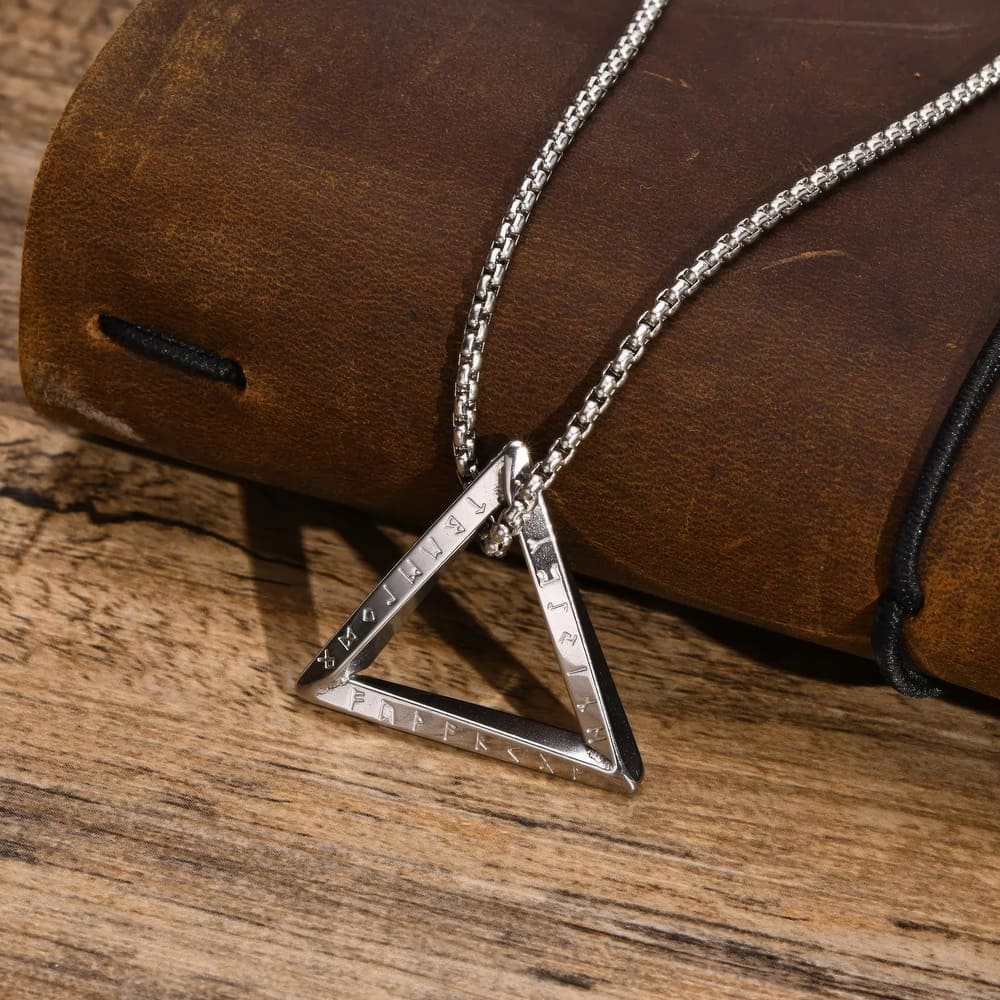 Collier Scandinave Triangle Runes