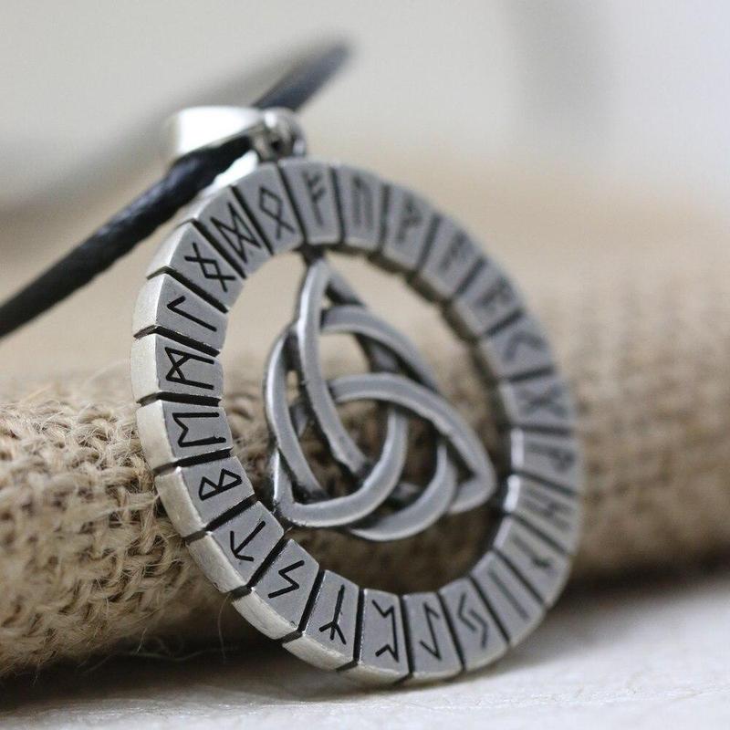 Collier Triquetra