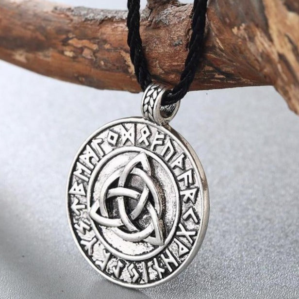Collier Triquetra